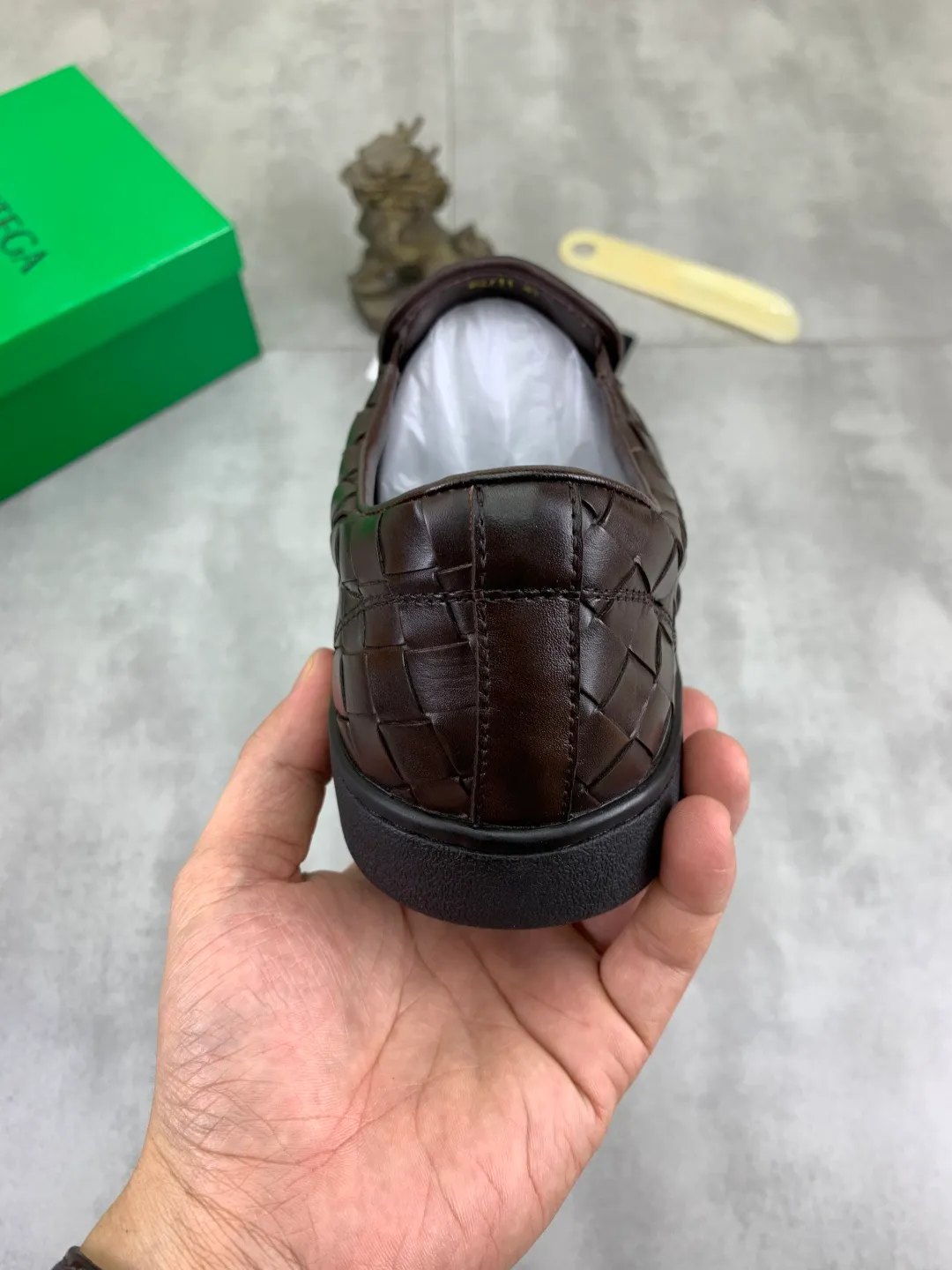 Men's shoes 💰P520 [New model] Water-dyed cow leather 💰High-quality business casual shoes 💎💎💎 BOTTEGA VENETA official website synchronizes the latest top version of BV in the market, accepts material comparison, shoe type comparison, process comparison, practical and textured, versatile and suitable for any occasion, the more you look at it, the more flavorful it becomes. Pure hand-woven craftsmanship - Upper material, hand-woven calfskin imported from Italy 🇮🇹 - High-quality water-dyed cowhide lining - Original private model customized outsole -Size: 39-45 Color: black or brown optional